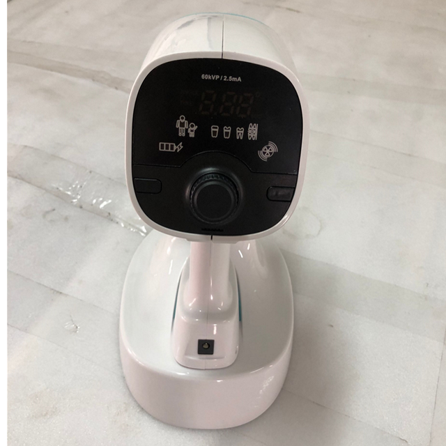 آلة محمولة للأسنان تحمل اليد X راي.