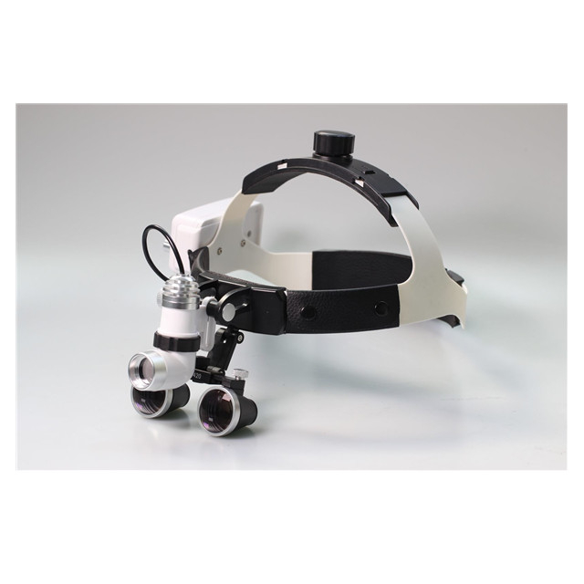 العدسة الجديدة للأسنان مع الضوء