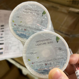 تستخدم عيادة الأسنان سلك ربط غير قابل للصدأ لتقويم الأسنان
