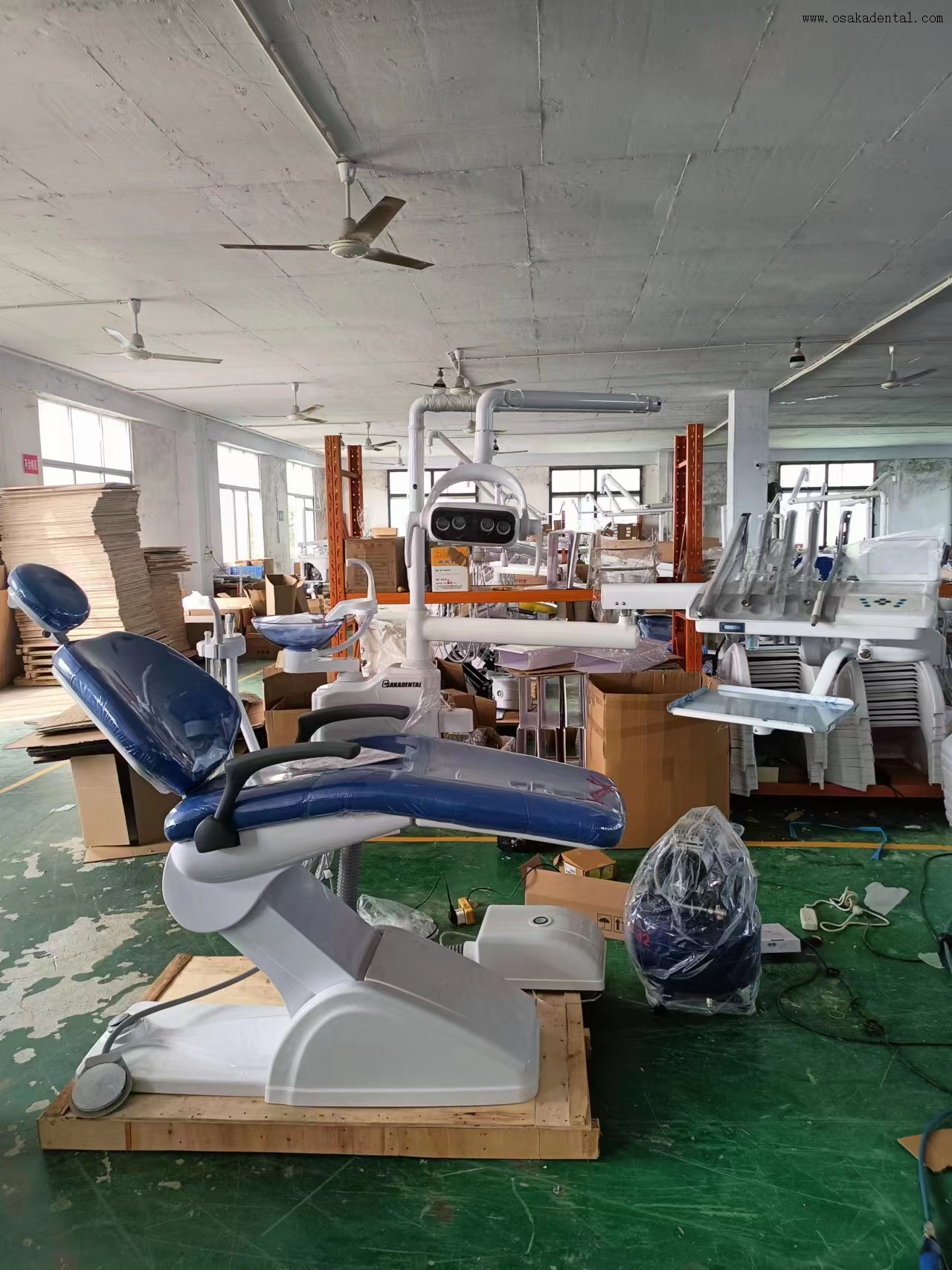 وحدة كرسي طب الأسنان المُثبتة DC-500: تصميم مريح مع نظام إضاءة وتوصيل متكامل 