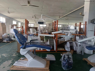 وحدة كرسي طب الأسنان المُثبتة DC-500: تصميم مريح مع نظام إضاءة وتوصيل متكامل 