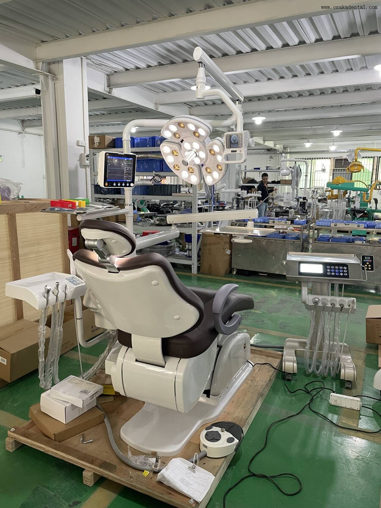 فوائد استخدام أضواء LED في جراحة زراعة الأسنان