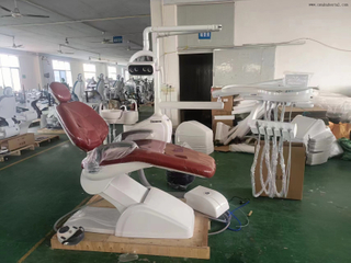 كرسي أسنان LED قابل للتعديل مع تنجيد مضاد للميكروبات للنظافة السريرية