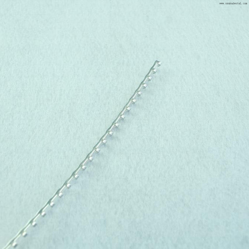 تستخدم عيادة الأسنان شريط القوس لتقويم الأسنان 