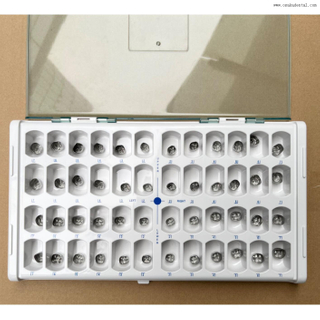 تستخدم عيادة الأسنان تاج الأسنان من الفولاذ المقاوم للصدأ للبالغين 