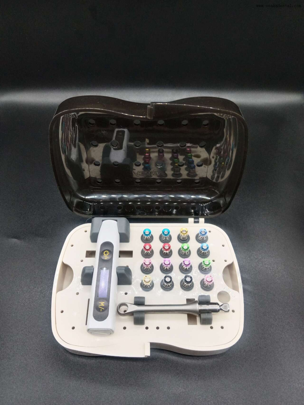 مفتاح زرع الأسنان مع الأدوات