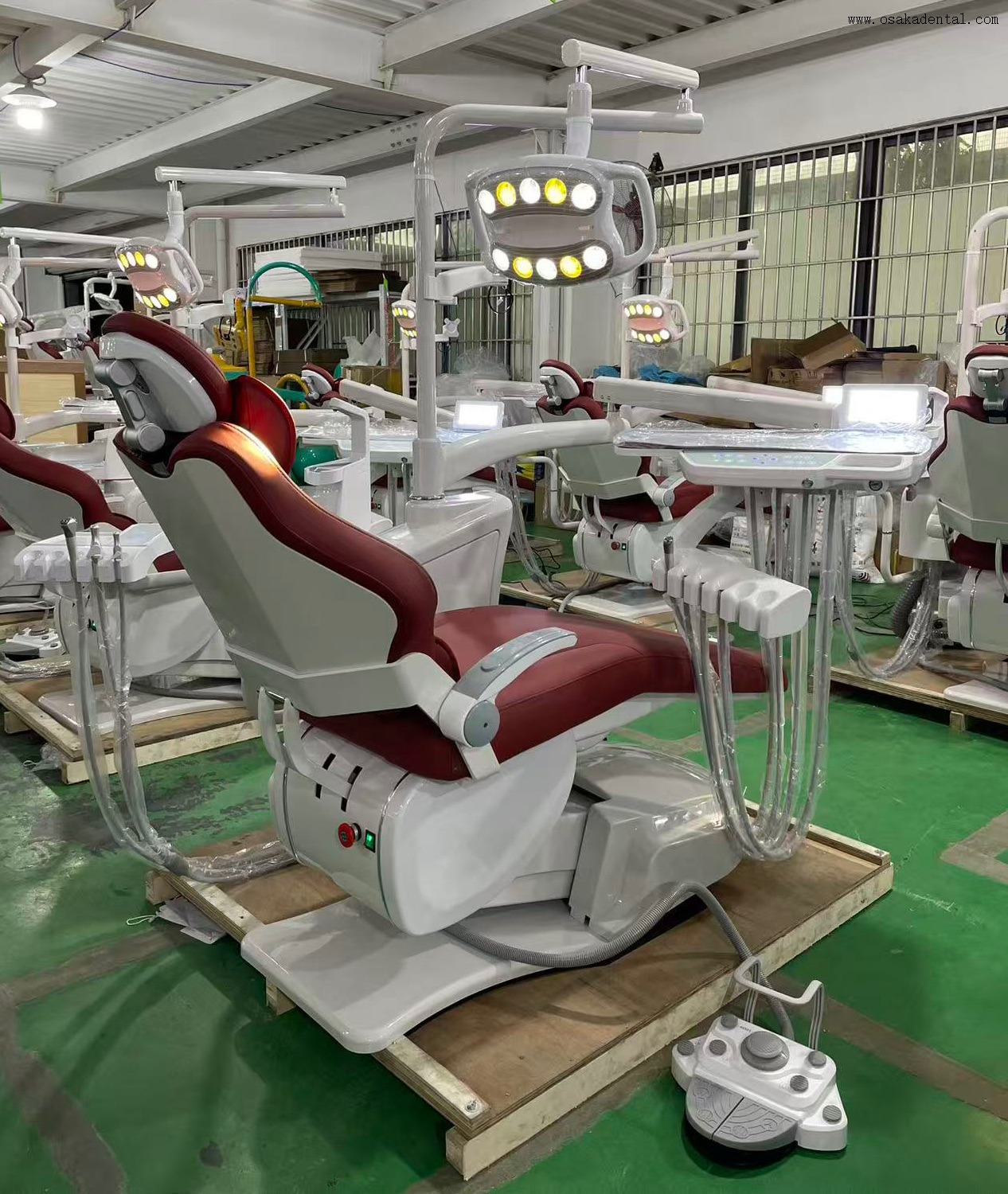 كرسي أسنان متطور مزود بذاكرة مدمجة لتحديد المواقع ودواسة قدم متعددة الوظائف