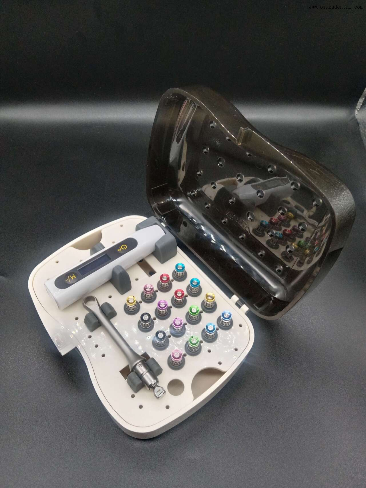 مفتاح زرع الأسنان مع الأدوات