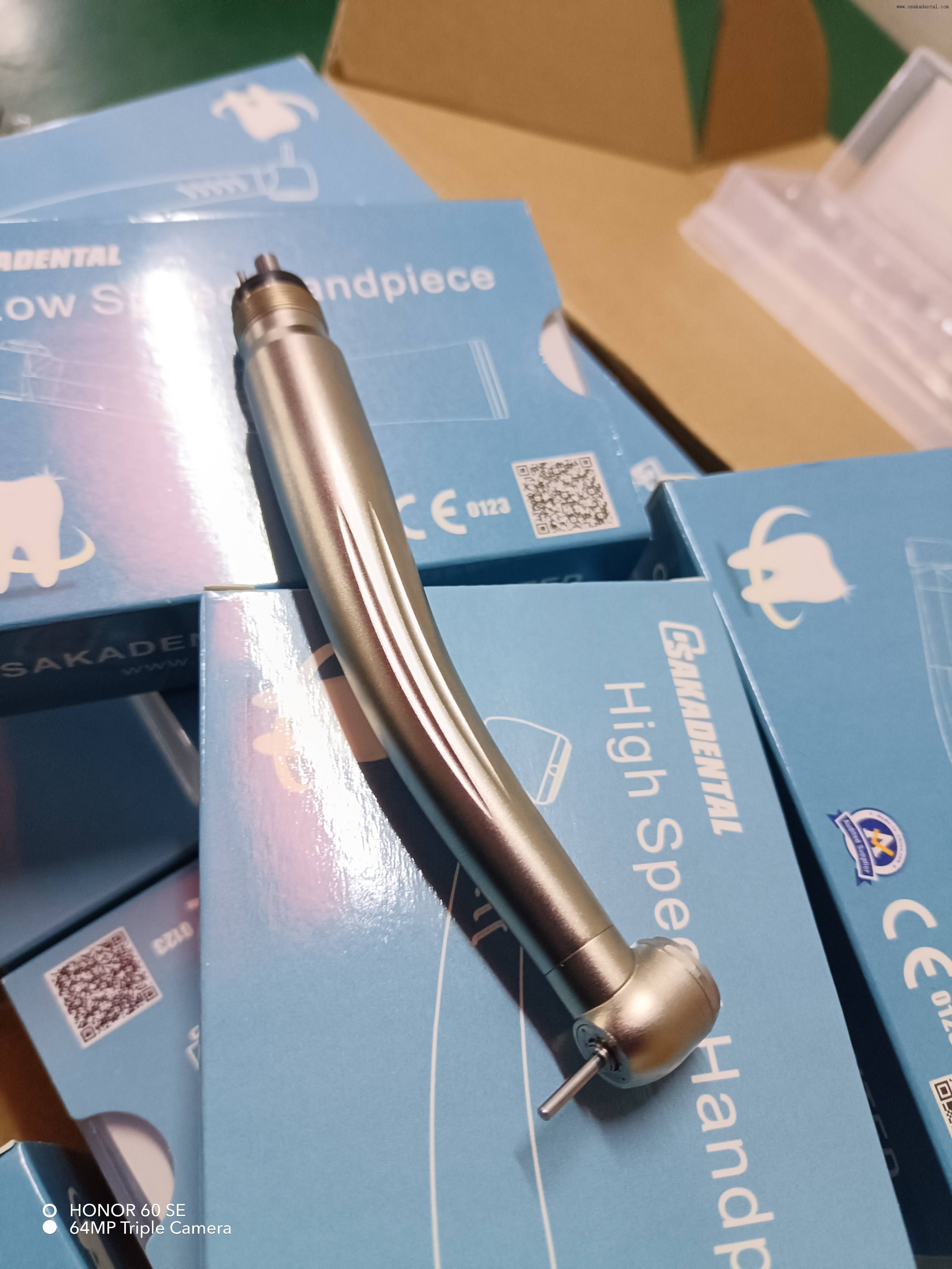 تحسين الدقة في طب الأسنان الترميمي: تحليل أداء قبضات الأسنان الحديثة عالية السرعة