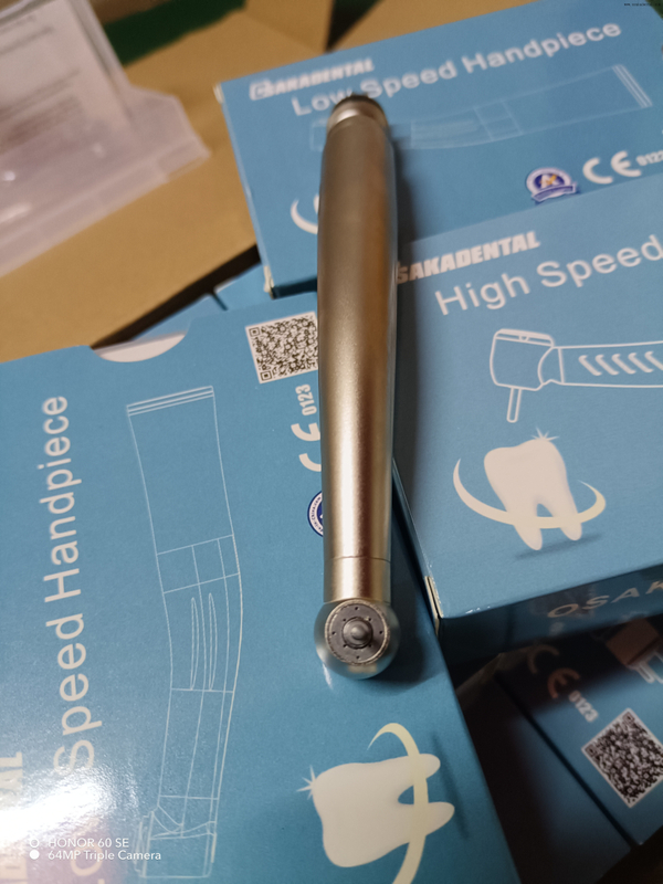 تحسين الدقة في طب الأسنان الترميمي: تحليل أداء قبضات الأسنان الحديثة عالية السرعة