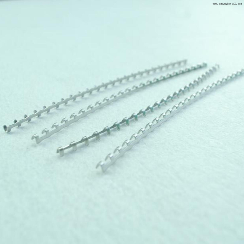 تستخدم عيادة الأسنان شريط القوس لتقويم الأسنان 