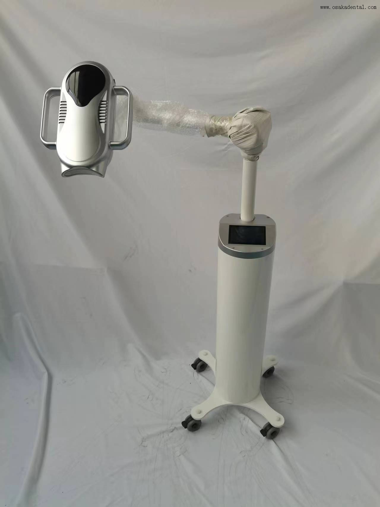 مصباح تبييض الأسنان موبي بثلاثة ألوان أحمر وأزرق وأرجواني مزود بعجلة