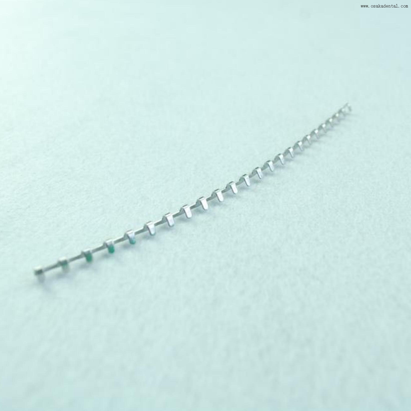 تستخدم عيادة الأسنان شريط القوس لتقويم الأسنان 