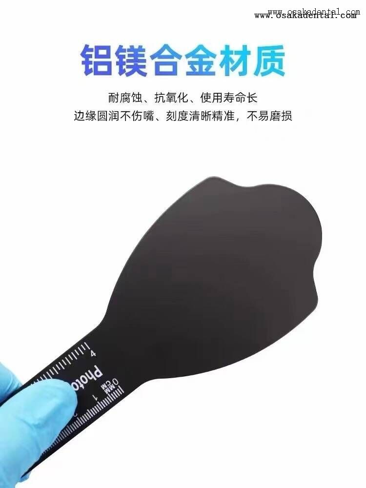 مادة قابلة للتعقيم بخلفية سوداء على النقيض من صورة الأسنان