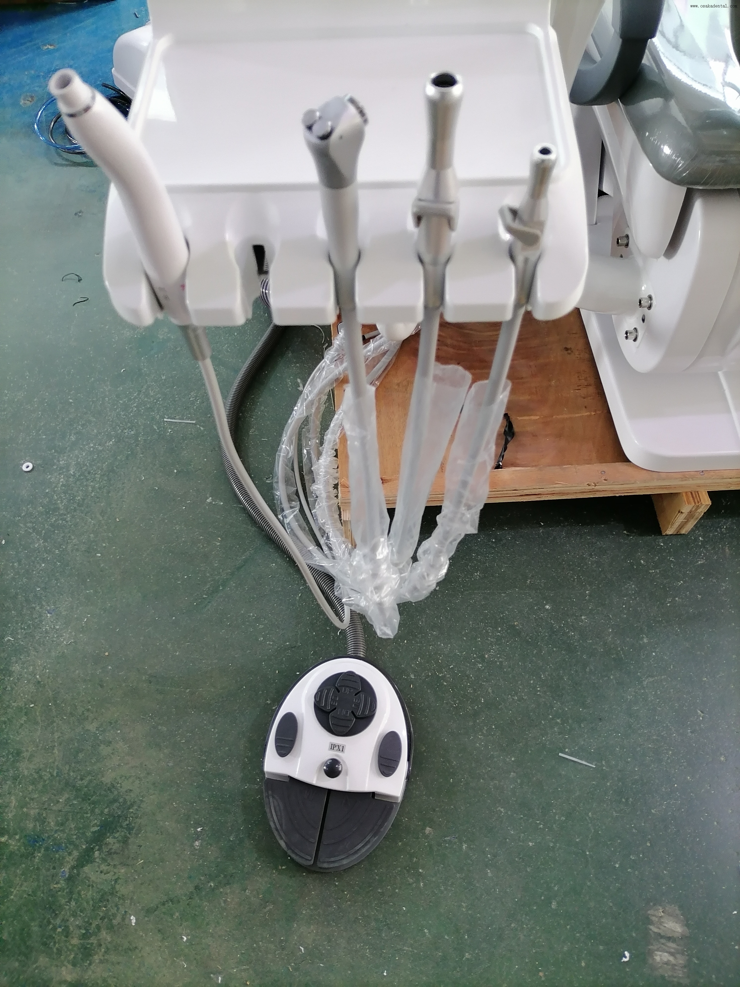 كرسي طب الأسنان مع صينية أدوات مثبتة في الأعلى: حل مناسب لمحترفي طب الأسنان بمادة ألجينات الأسنان