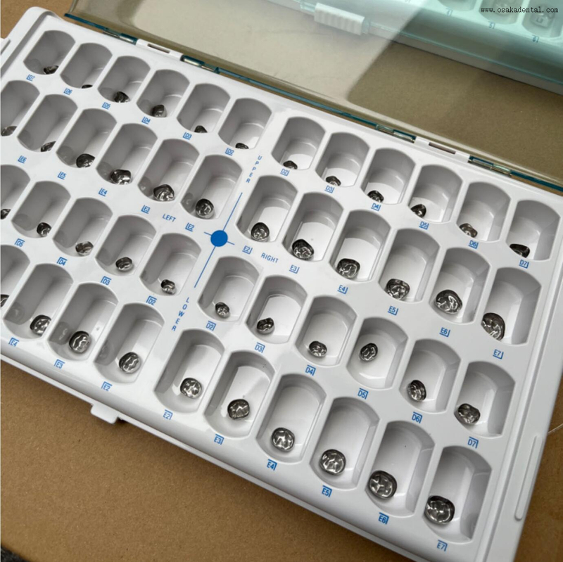 تستخدم عيادة الأسنان تاج أسنان من الفولاذ المقاوم للصدأ للأطفال