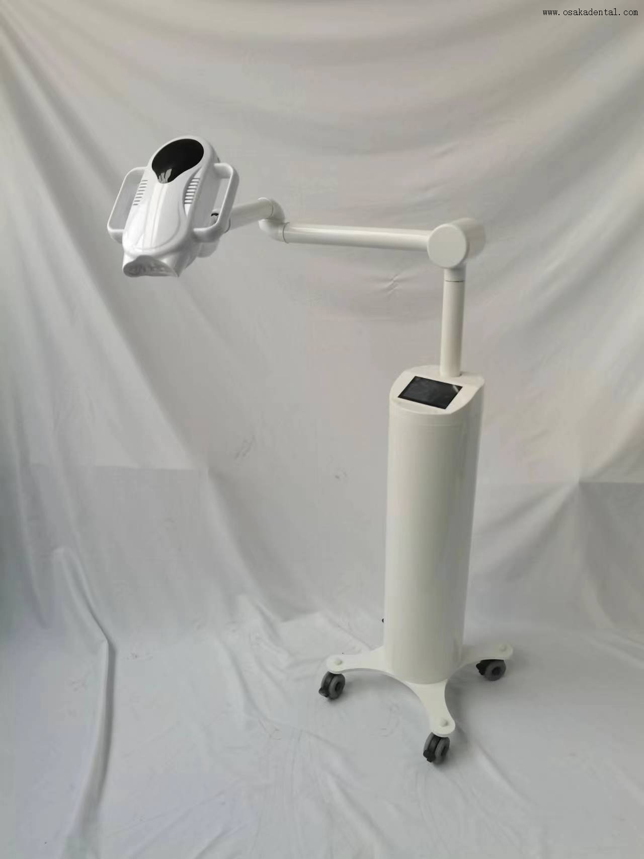 مصباح تبييض الأسنان موبي بثلاثة ألوان أحمر وأزرق وأرجواني مزود بعجلة