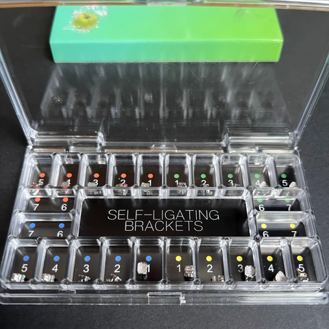 دعامة ذاتية الربط أحادية الكتلة في عيادة طب الأسنان